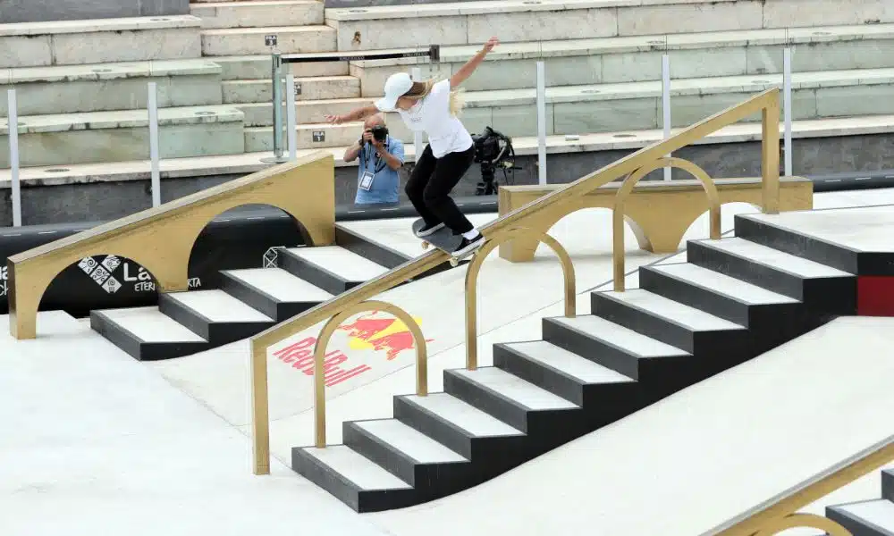 Skatista Ariadne Souza em ação no Pro Tour de skate street (Foto: Julio Detefon/CBSk)