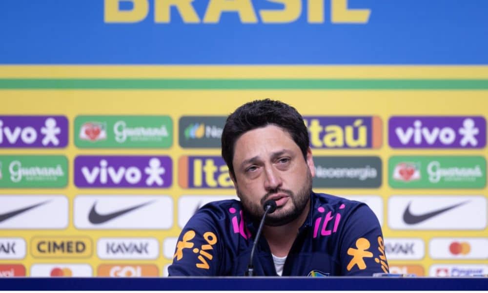 Arthur Elias em sua primeira convocação com a seleção brasileira feminina (Foto: Thais Magalhães/CBF)