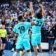 Brasileiro Thiagus Petrus (camisa 22 à direita) em ação pelo Barcelona na Champions League de handebol (Reprodução/Twitter/@FCBhandbol)