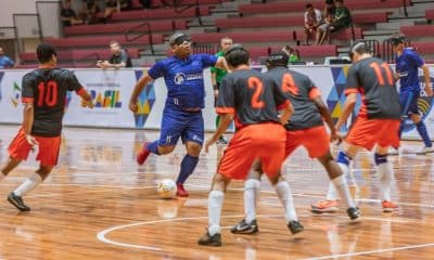 Dudu, do INV, ajeita o corpo para o arremate em frente ao paredão de jogadores da Acelgo (Foto: Tuane Fernandes/CBDV)