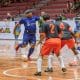 Dudu, do INV, ajeita o corpo para o arremate em frente ao paredão de jogadores da Acelgo (Foto: Tuane Fernandes/CBDV)