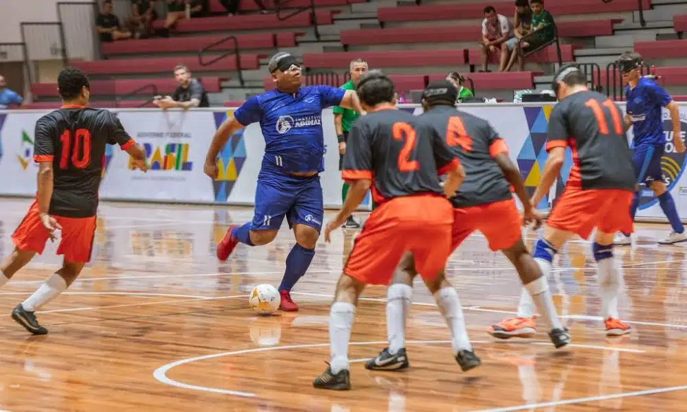 Dudu, do INV, ajeita o corpo para o arremate em frente ao paredão de jogadores da Acelgo (Foto: Tuane Fernandes/CBDV)