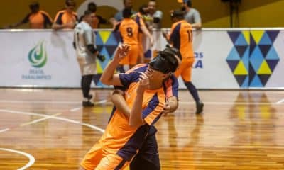 O colombiano Jhon Hernandez é abraçado pelo chamador da Acergs, Deivide, na comemoração do gol que classificou a equipe gaúcha no duelo diante da Escema (Foto: Taba Benedicto/CBDV)