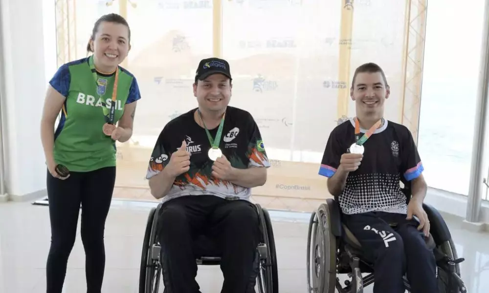 Jéssica (à esquerda), Galgani e Kiefer, brasileiros presentes no Mundial de tiro esportivo paralímpico (Foto: Dhavid Normando/CPB)