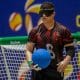 Sharlley Silva usa uniforme vermelho e preto da Apace, com um número 6 estampado ao centro, e segura a bola em suas mãos no Brasileiro de goalball (Foto: Taba Benedicto/CBDV)