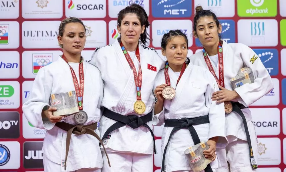 Rosi é a primeira da esquerda para a direita e está no pódio ao lado da turca Ecem Cavdar, de Khaiitkhon Khusan, do Quirguistão, e da argentina Rocio Ledesma no Grand Prix de Baku (Foto: Divulgação/CBDV)