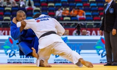 Arthur, que está de costas e veste quimono branco, derruba Tenório, que usa quimono azul e aparece de frente para a imagem no Grand Prix de Baku de judô paralímpico (Foto: Divulgação/CBDV)