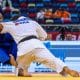 Arthur, que está de costas e veste quimono branco, derruba Tenório, que usa quimono azul e aparece de frente para a imagem no Grand Prix de Baku de judô paralímpico (Foto: Divulgação/CBDV)