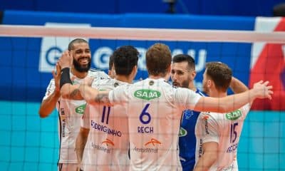 Comemoração dos jogadores do Sada Cruzeiro na vitória sobre o Minas no Mineiro (Reprodução/X/@sadacruzeiro)