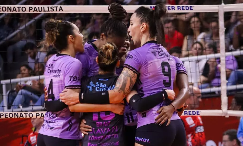 Comemoração das jogadoras do Osasco na vitória sobre o Barueri pelo Paulista Feminino (Reprodução/X/@OsascoVC)