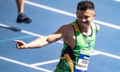 Na imagem, Petrúcio Ferreira comemorando vitória. Ele irá correr em Santiago-2023