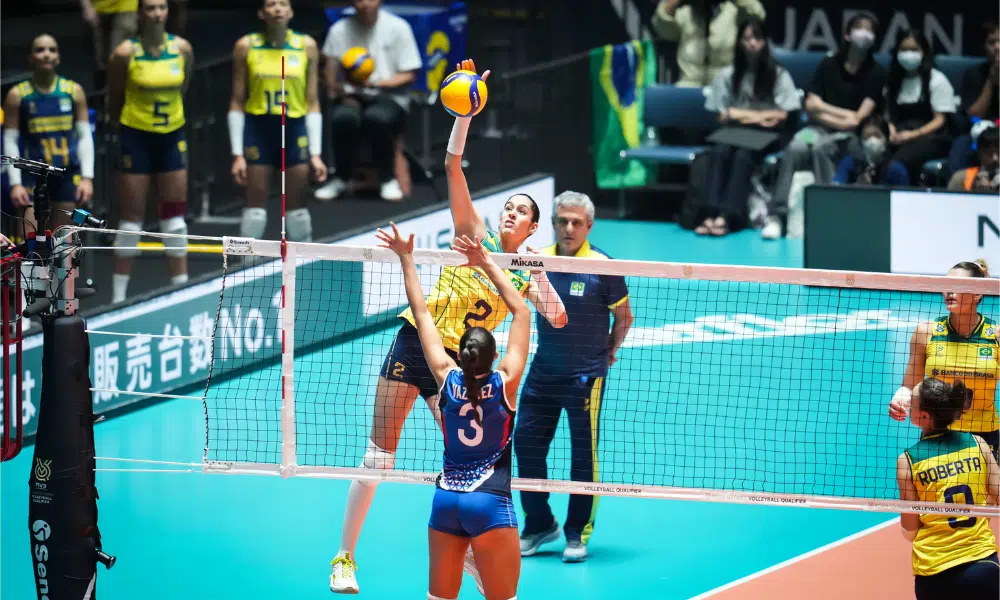 Diana ataca bola contra Porto Rico no Pré-Olímpico de vôlei feminino