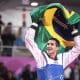 Edival Pontes, o Netinho, com banderia do Brasil após medalha no taekwondo no Pan de Lima em 2019
