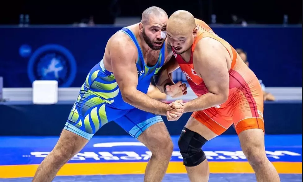 Na imagem, momento da luta no Mundial de 2022, com Eduard de azul.
