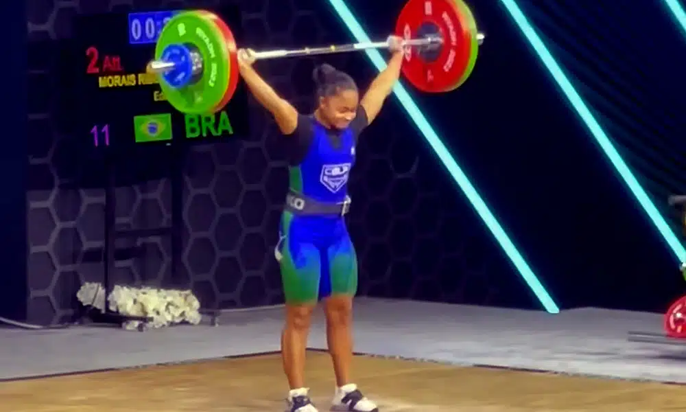 Na imagem, momento que Eduarda Souza termina o movimento de levantamento de peso.