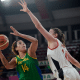 Érika está com a bola e é marcada por jogadora dos Estados Unidos; ela está na convocação do Brasil para o basquete feminino dos Jogos Pan-Americanos de Santiago-2023