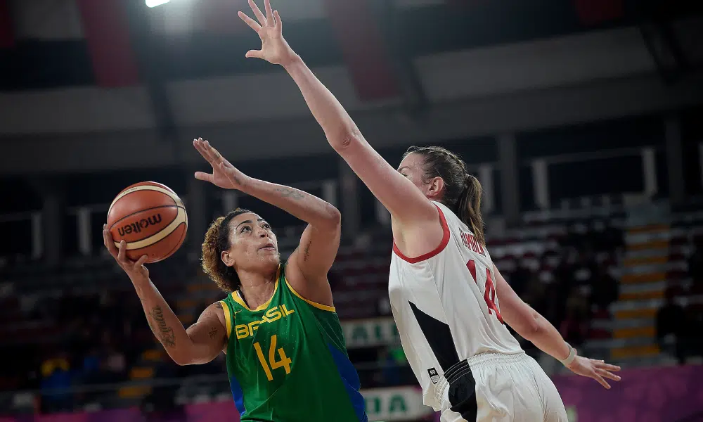 Érika está com a bola e é marcada por jogadora dos Estados Unidos; ela está na convocação do Brasil para o basquete feminino dos Jogos Pan-Americanos de Santiago-2023
