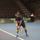 Felipe Meligeni está com raquete na mão, sobre quadra dura, e golpeia a bolinha de tênis com um backhand. Ele e Thiago Wild estão em boa fase e representam o Brasil na Copa Davis