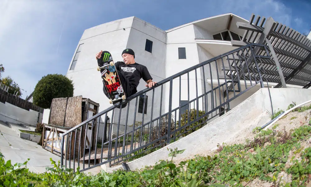 Felipe Nunes durante manobra no skate