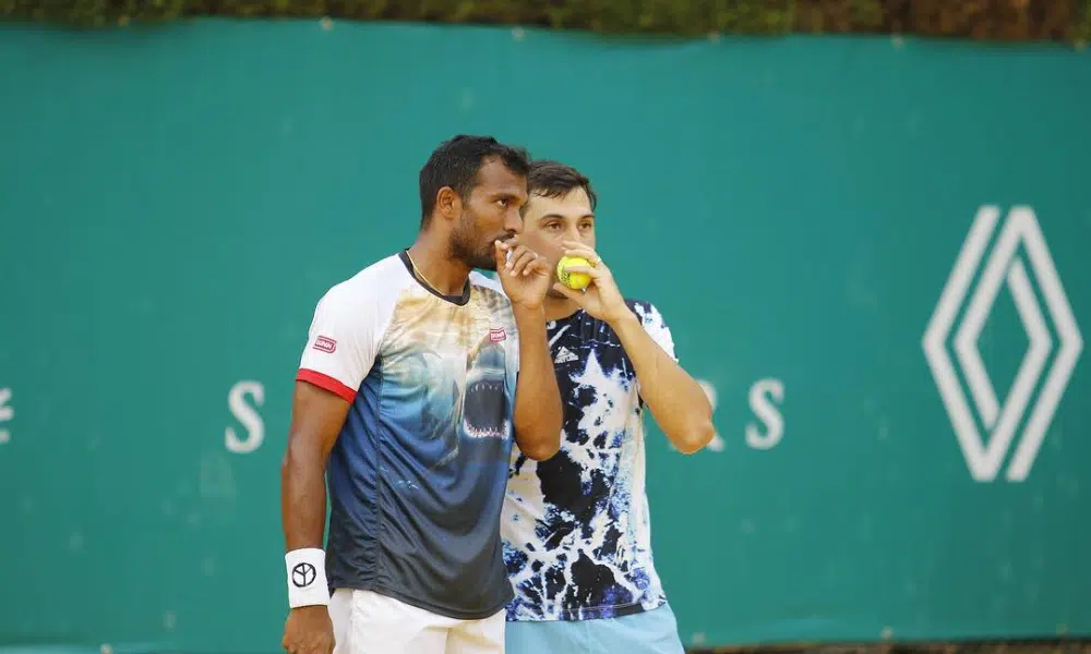 Fernando Romboli e Sriram Balaji conversam antes de saque no Challenger de Sevilla