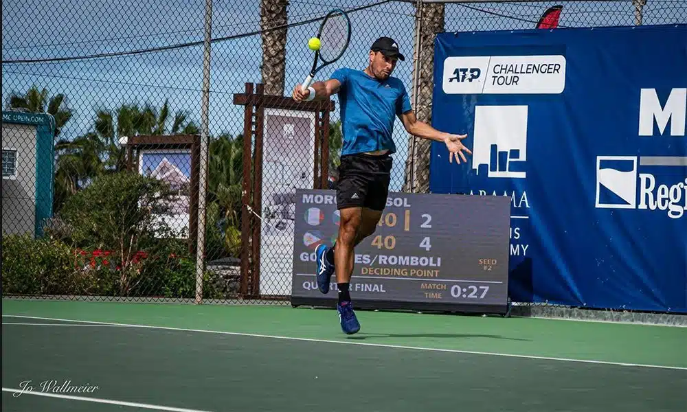 Na imagem, Fernando Romboli devolvendo a bolinha de backhand.