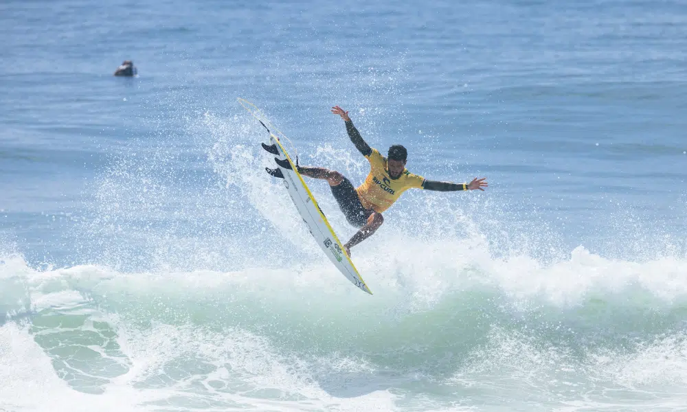 Filipe Toledo faz aéreo na prancha de surfe em Trestles; Gabriel Medina e ISA Surfing Games