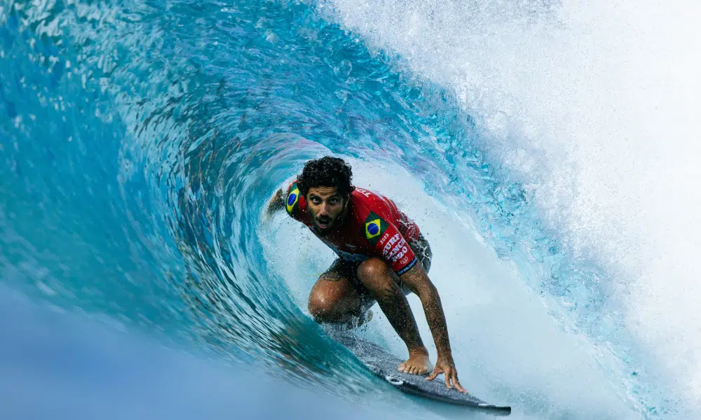 Filipe Toledo surfando no Surf Ranch