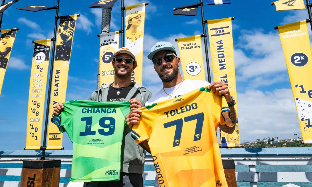 Filipe Toledo e João Chianca mostram camisa antes do Finals da WSL. Eles já estão classificados para a Olimpíada de Paris-2024