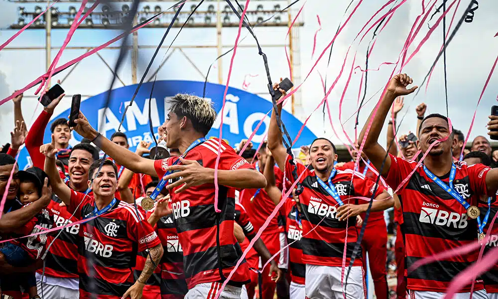 Na imagem, time do Flamengo levantando a taça de campeão Brasileiro Sub-20.