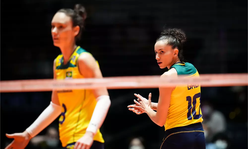 Gabi está em foco, no fundo, e olha para Roberta no Pré-Olímpico de vôlei feminino