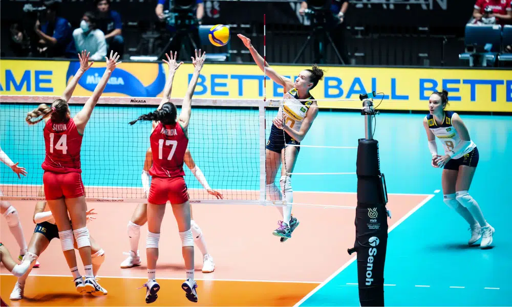 Gabi ataca na entrada de rede em jogo do Brasil contra a Bulgária pelo Pré-Olímpico de vôlei feminino