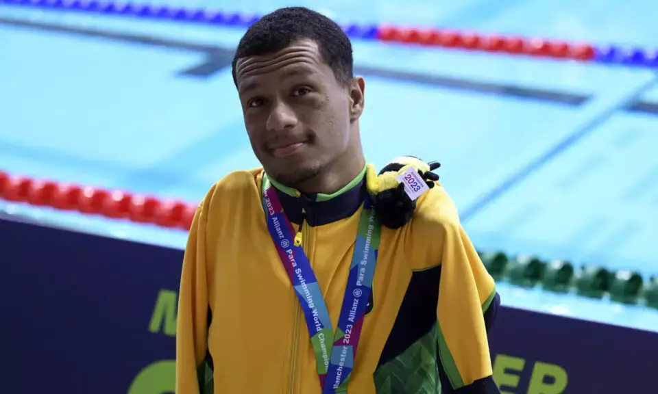 Gabriel Araújo posa com medalha em Manchester.