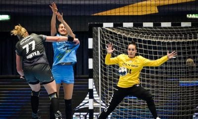 Na imagem, Gabriela Moreschi defendendo um arremesso.