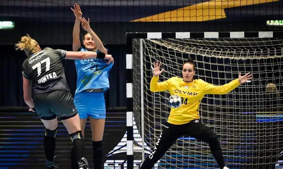 Na imagem, Gabriela Moreschi defendendo um arremesso.