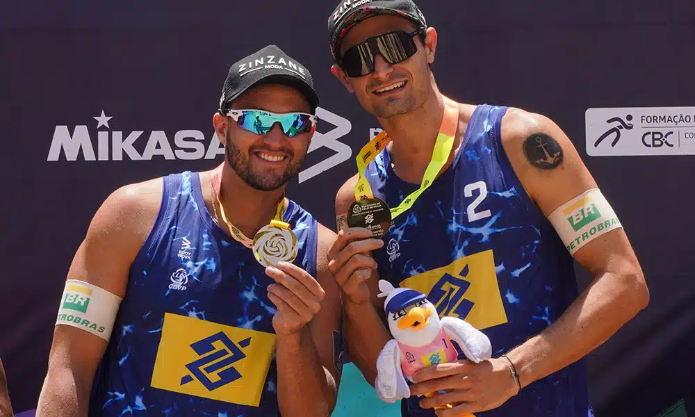 Na imagem, George e André comemoram a vitória da etapa.