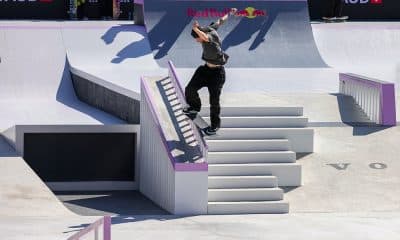 Na imagem, Giovanni Vianna durante sua manobra descendo o corrimão.