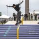 Na imagem, Giovanni Vianna descendo pelo corrimão em cima de seu skate.