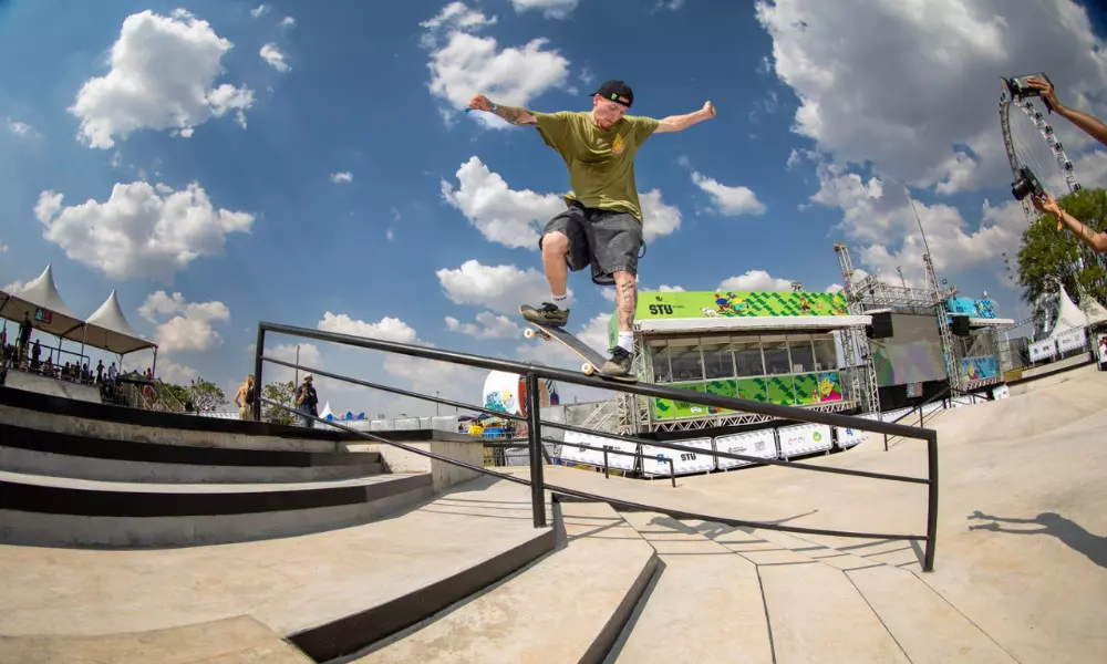 Giovanni Vianna durante manobra no corrimão no STU National São Paulo, paris-2024, skate