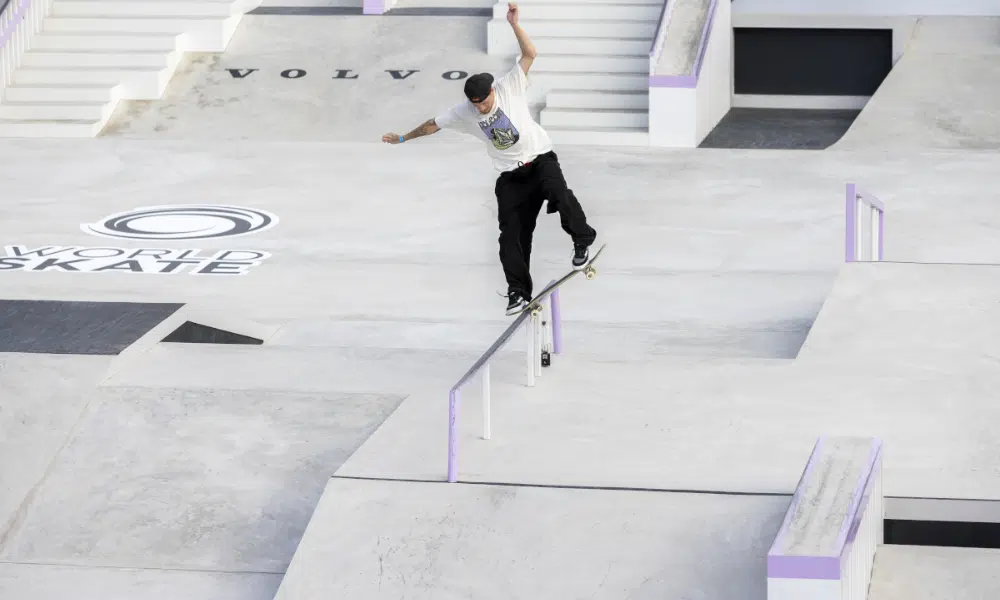 Giovanni Vianna deslizando pelo corrimão com o skate no Pro Tour de Lausanne
