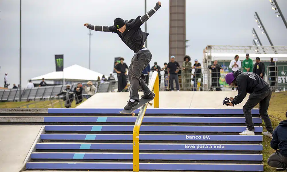 Na imagem, Giovanni Vianna descendo pelo corrimão em cima de seu skate.