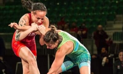 Na imagem, Giullia Penalber abaixada, tentado buscar a perna da adversária.