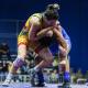 Giullia Penalber durante luta contra atleta argentina, em preparação para o Mundial de wrestling