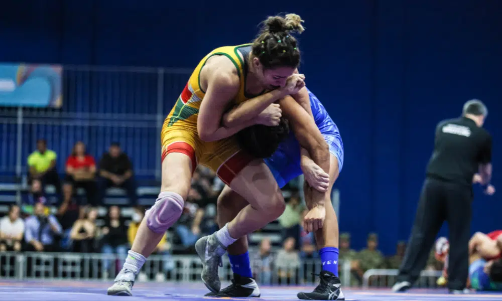 Giullia Penalber durante luta contra atleta argentina, em preparação para o Mundial de wrestling
