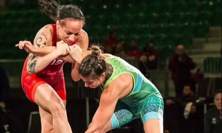 Na imagem, Giullia Penalber abaixada, tentado buscar a perna da adversária.
