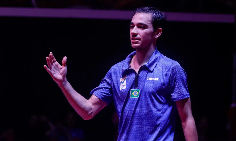 Hugo Calderano cumprimenta adversário após vitória da equipe do Brasil no Pan-Americano de tênis de mesa