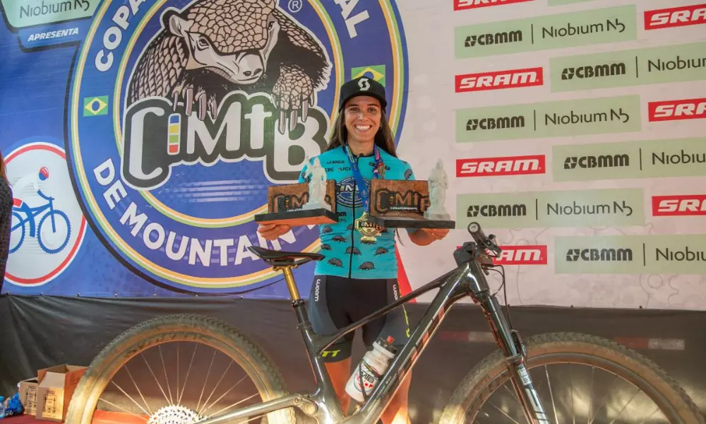 Isabella Lacerda com seus dois troféus de campeã de 2023 (Ultrafotos)