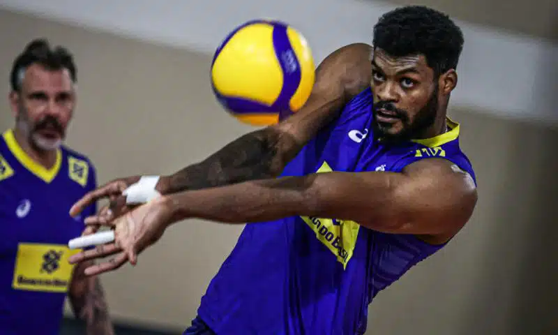 Na imagem, Isac no movimento de manchete de recepção da bola.