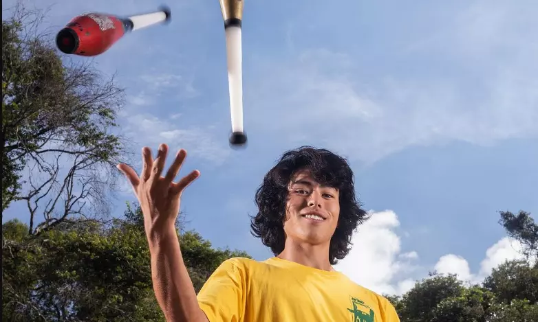Na imagem, Japinha jogando malabares.