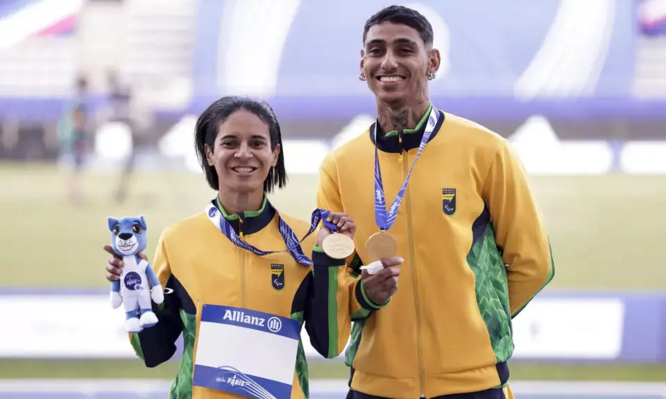 Jerusa Geber posa no pódio ao lado de guia Gabriel Garcia durante Mundial de Paris 2023.