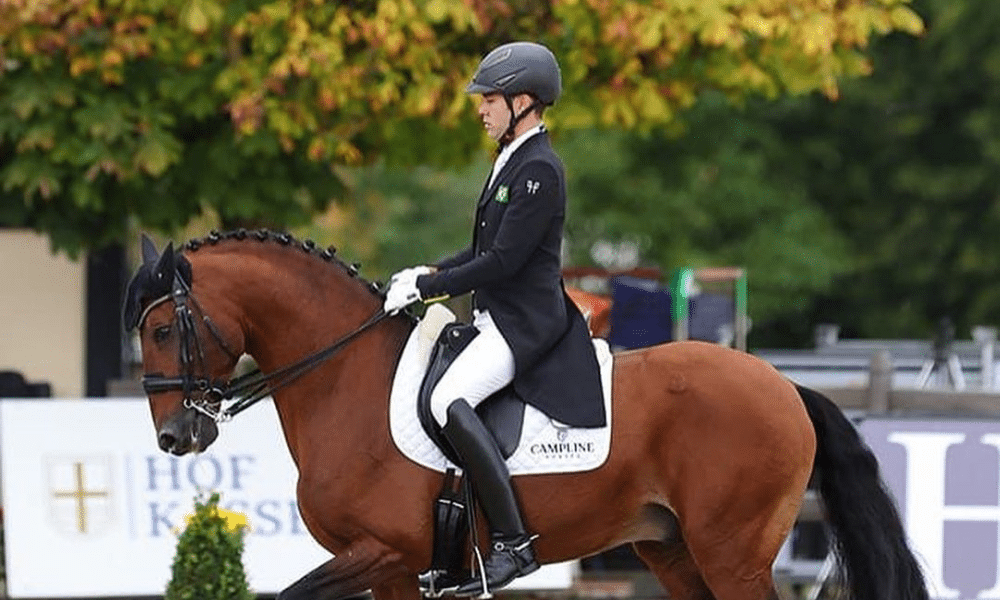 João Victor Marcari Oliva e Escorial Campline executando o movimento piaffe